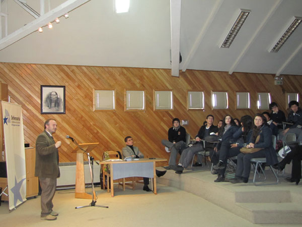 El Defensor Regional (S) de Ays&eacute;n, Fernando Acu&ntilde;a, destac&oacute; el inter&eacute;s y participaci&oacute;n de los alumnos en la actividad.