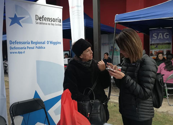 A trav&eacute;s del tel&eacute;fono, Macarena Mart&iacute;nez revisaba el sistema inform&aacute;tico para entregar informaci&oacute;n oportuna y anotaba los contactos de los usuarios.