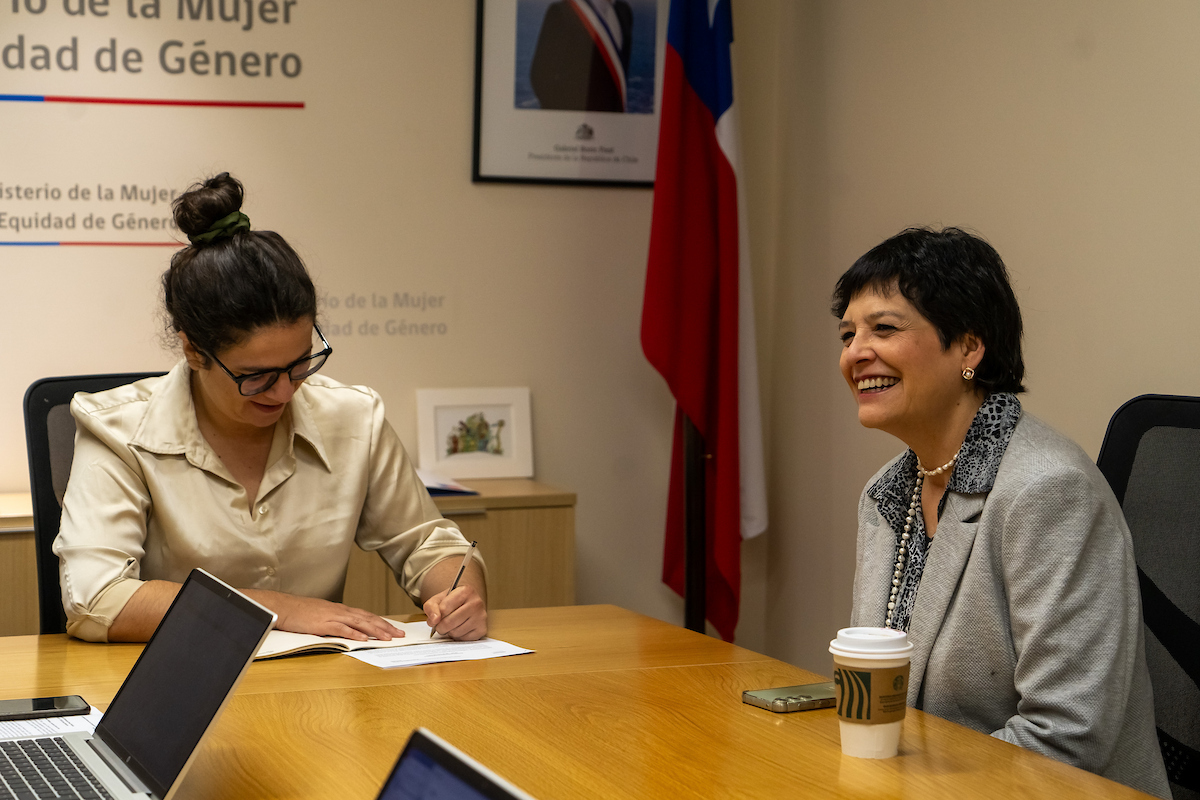 La ministra Orellana y la Defensora Nacional durante la reuni&oacute;n de hoy.