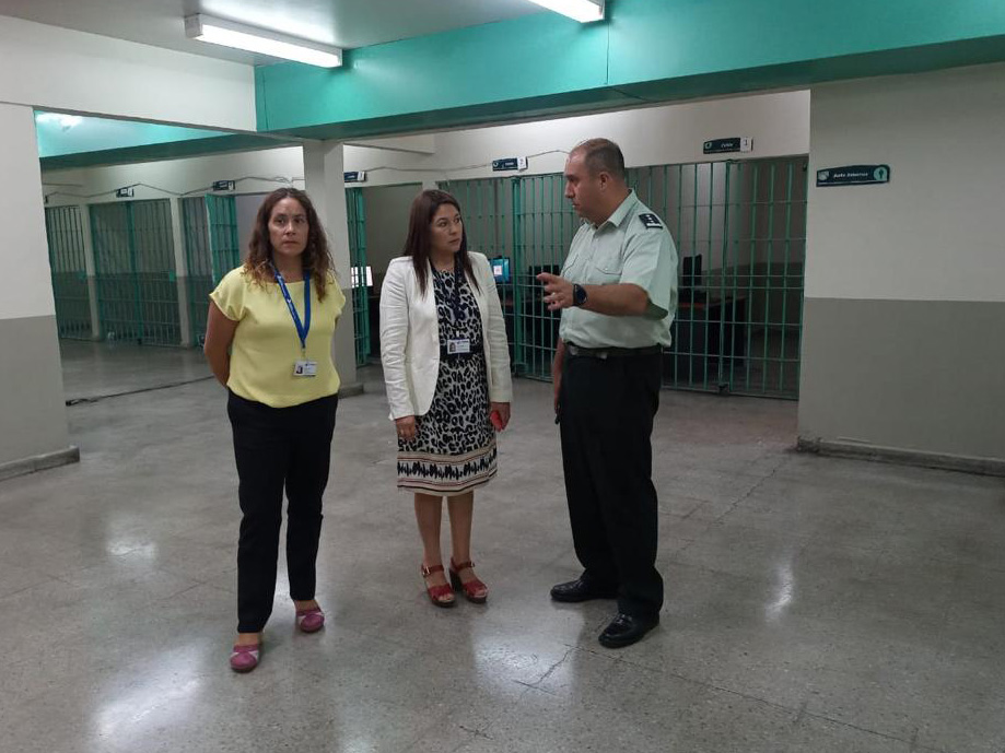 Las Defensoras Regionales junto al coronel Roberto Maldonado.