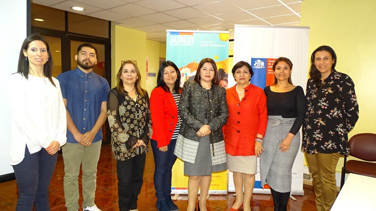 La Defensora Regional, Loreto Flores, y la directora regional de Junji, Mabel Encalada, junto a sus respectivos equipos t&eacute;cnicos.