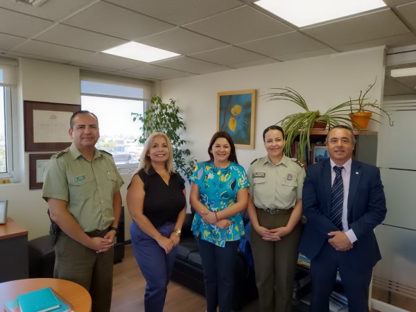 La Defensora Regional Loreto Flores se reuni&oacute; con oficiales de la Prefectura Cordillera de Carabineros.