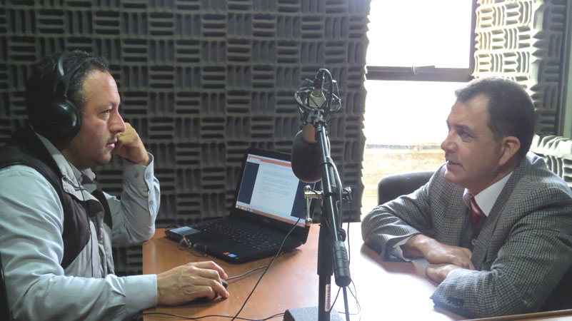 El Defensor Regional de O'Higgins, Alberto Ortega, entrevistado sobre defensa ind&iacute;gena en radio Isla de Pichilemu.