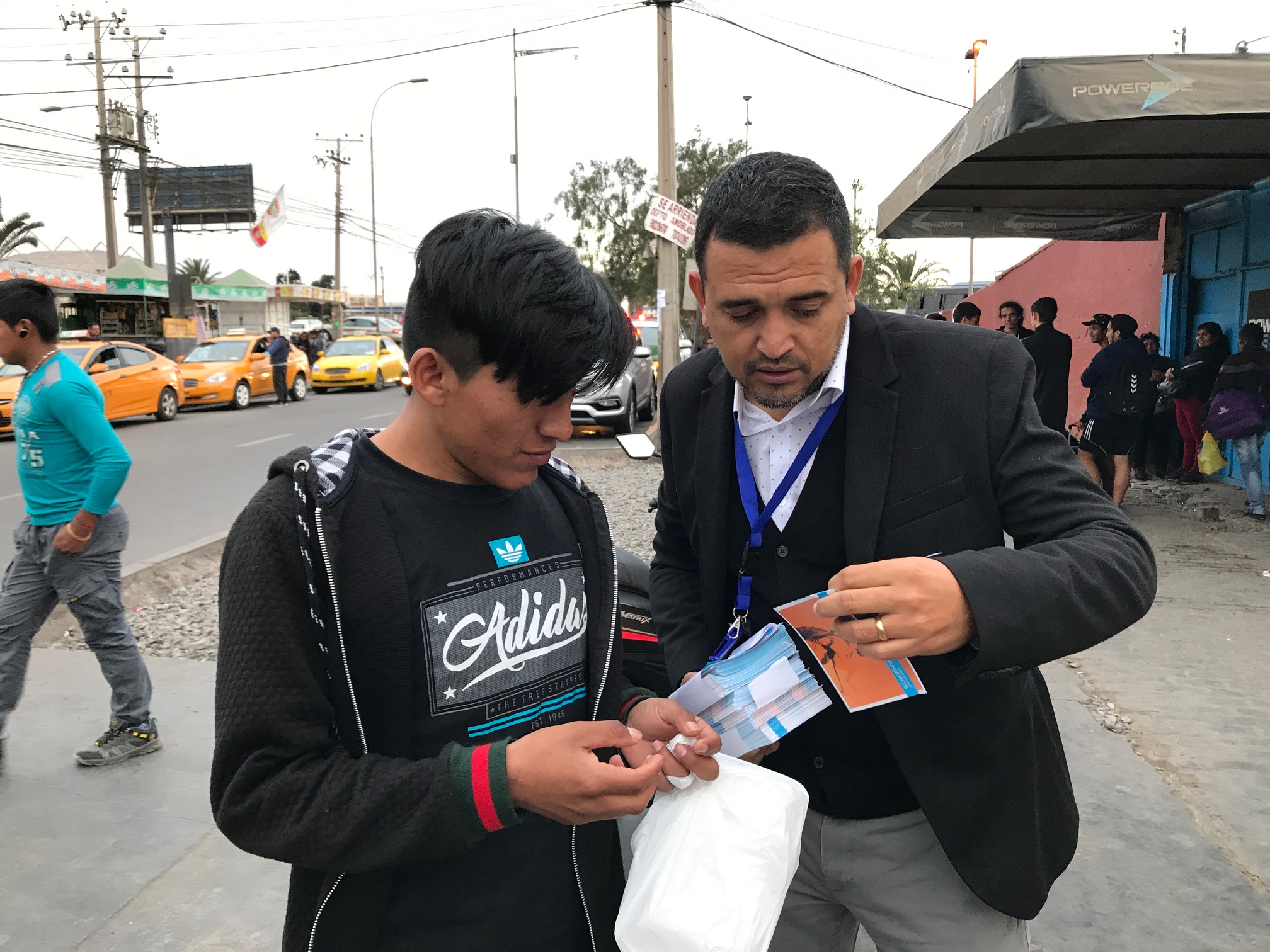 El encargado de la UAGD entreg&oacute; folleter&iacute;a a quienes ingresaban o sal&iacute;an de Chile por el Terminal Internacional Arica-Per&uacute;.