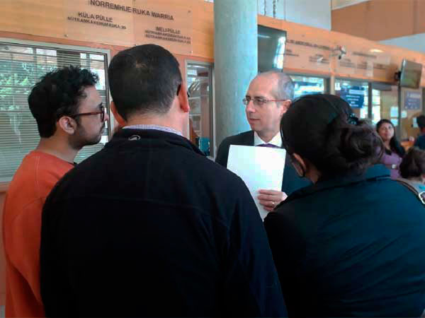 Los defensores p&uacute;blicos se han desplegado en todo el pa&iacute;s. En la imagen, el Defensor Regional de La Araucan&iacute;a conversa con familiares de detenidos.