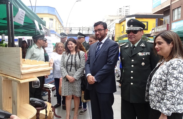 La Defensora Regional junto a otras autoridades durante su visita a la feria de reinserci&oacute;n social.
