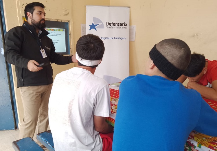 El defensor p&uacute;blico juvenil de Antofagasta, Francisco Barahona, se reuni&oacute; con los j&oacute;venes en el Centro de Internaci&oacute;n Provisoria.
