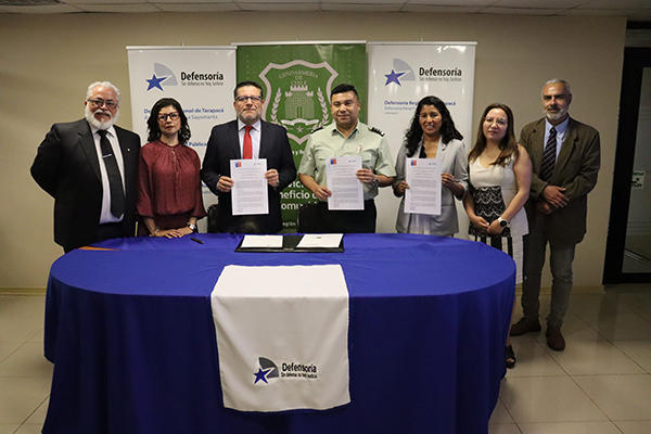 El Defensor Regional, Gabriel Carri&oacute;n, junto al coronel Juan Zamora y al equipo del Centro de Reinserci&oacute;n Social.