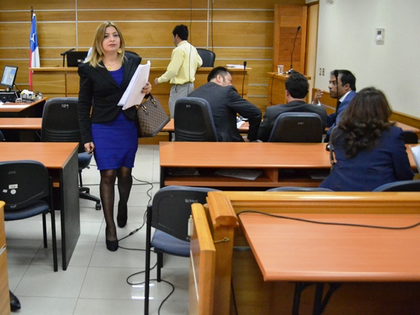 La defensora penal p&uacute;blica B&aacute;rbara Chand&iacute;a al salir de la sala de audiencias, apenas terminado el segundo juicio oral por el 'Caso Muebles'.
