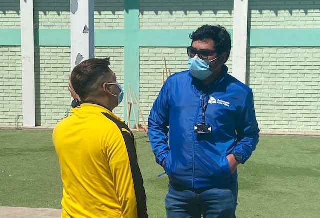El defensor juvenil Sergio Jofr&eacute; atiende privadamente las consultas de un joven que cumple internaci&oacute;n provisoria.