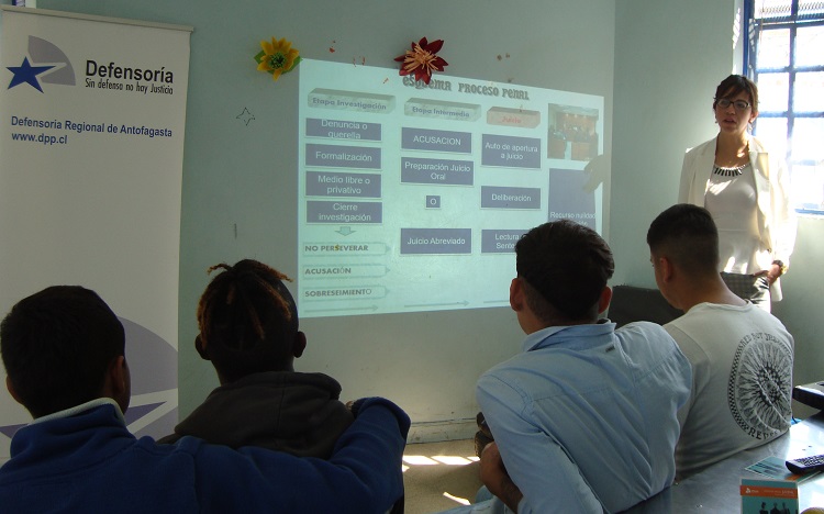 La defensora juvenil de Antofagasta, Paula Bernal, junto a los j&oacute;venes internos en el CIP-CRC.
