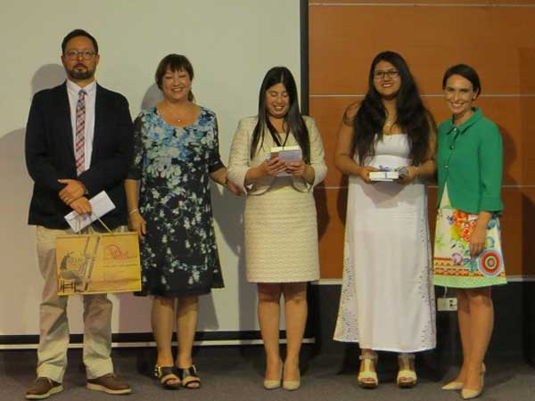 &Aacute;ngela Morales (al centro), en compa&ntilde;&iacute;a de los otros expositores del encuentro realizado en conmemoraci&oacute;n del D&iacute;a Internacional de la Mujer.