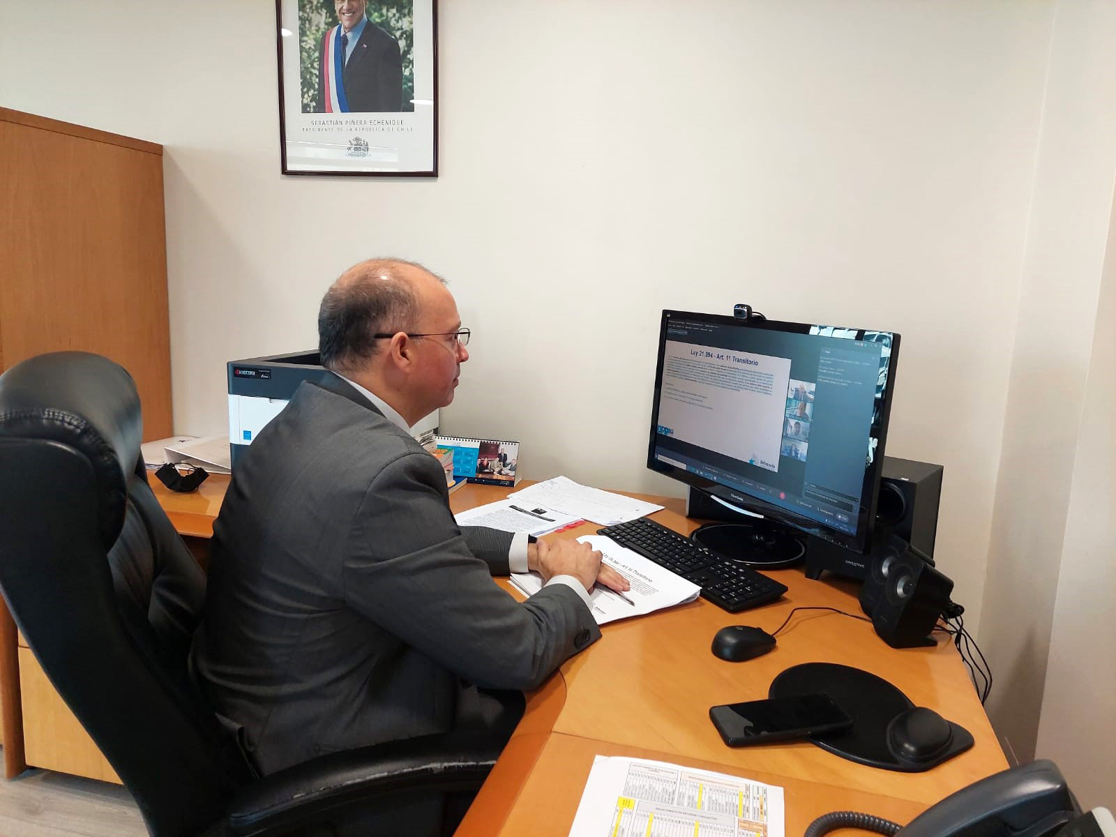 El Defensor Nacional (s), Osvaldo P&iuml;zarro, durante la capacitaci&oacute;n realizada ayer.