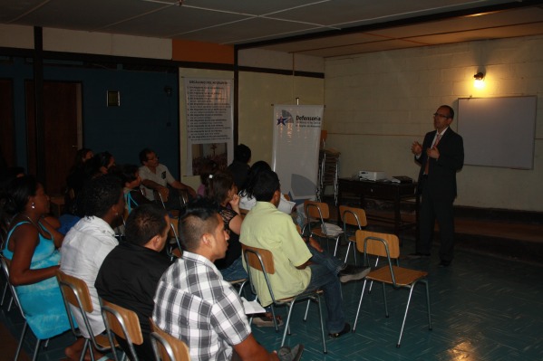 El Jefe de Estudios, Renato Gonz&aacute;lez, dict&oacute; la charla informativa para los extranjeros residentes en Copiap&oacute;.