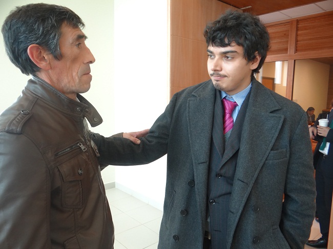 Jaime Urdangarin, defensor p&uacute;blico de Puerto Natales, explica el veredicto absolutorio a uno de los acusados.