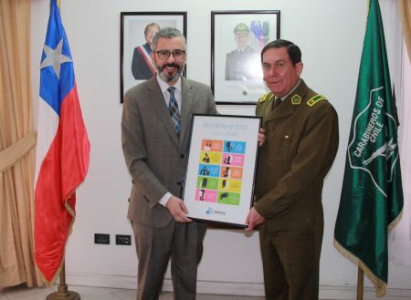 El Defensor Regional, Ra&uacute;l Palma, hizo entrega del afiche de difusi&oacute;n de derechos de las personas imputadas al general de Carabineros Jorge Bohle.