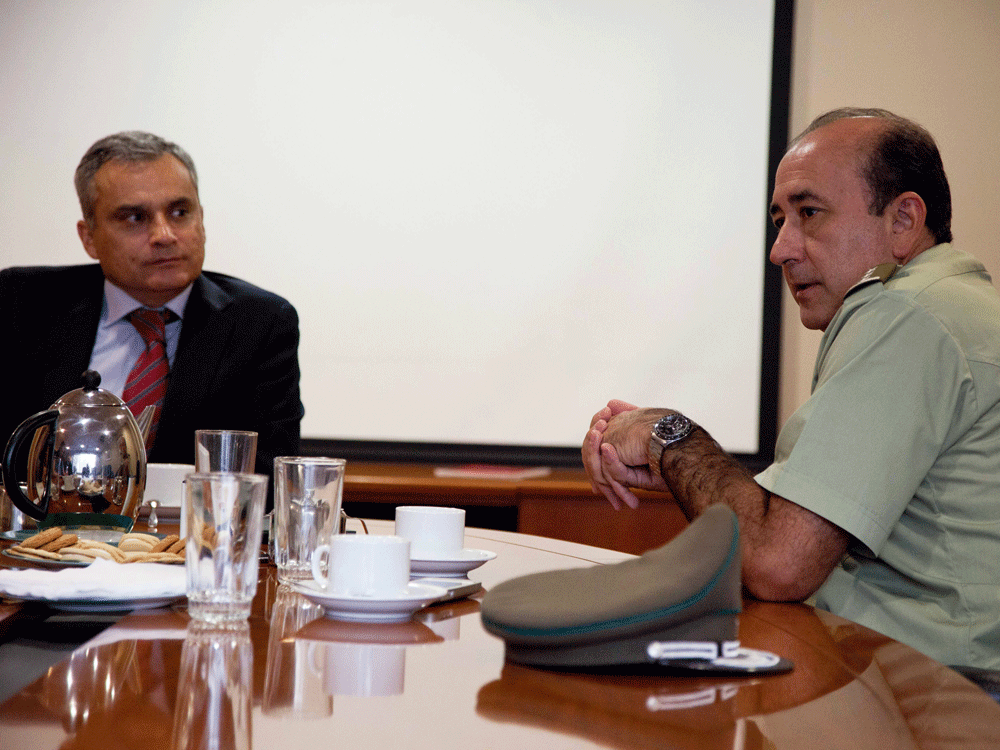 El Defensor Nacional Georgy Schubert junto al director del departamento de derechos humanos de carabinero, Rodney Weber.