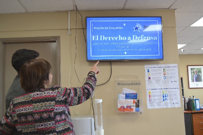 La Defensora Regional revisa el video en la sala de atenci&oacute;n a p&uacute;blico de la Defensor&iacute;a Local de La Serena.