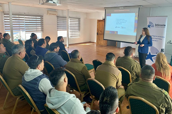 En la Segunda Comisar&iacute;a de Copiap&oacute; se reunieron 25 oficiales y suboficiales de Carabineros para participar de la charla de la Defensor&iacute;a Regional.