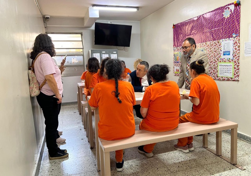 Junto a su equipo, el Defensor Regional Metropolitano Sur dialog&oacute; con 30 personas imputadas en el centro de salud mental.