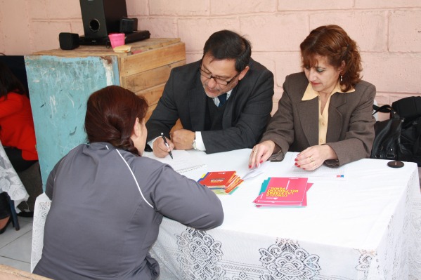 El Asesor Jur&iacute;dico, Omar Campillay y la Asistente Administrativa, Juanita Cruz atienden a mujeres internas en Vallenar. 