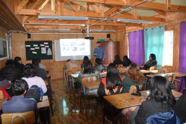 Felipe Ahrens convers&oacute; con alumnos y alumnas de la Escuela Rural de Pargua.