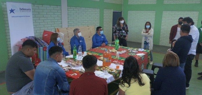 El equipo de la Defensor&iacute;a de Atacama comparti&oacute; un rico c&oacute;ctel con los j&oacute;venes y profesores del centro de Paipote.