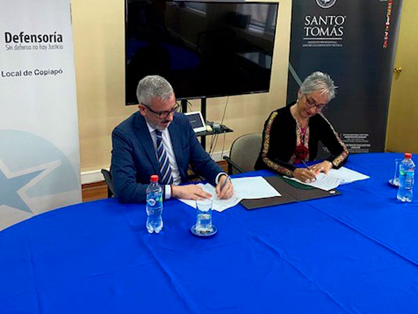 El Defensor Regional y la Directora Acad&eacute;mica de Santo Tom&aacute;s junto a algunos de los profesionales de ambas instituciones presentes en la actividad.   