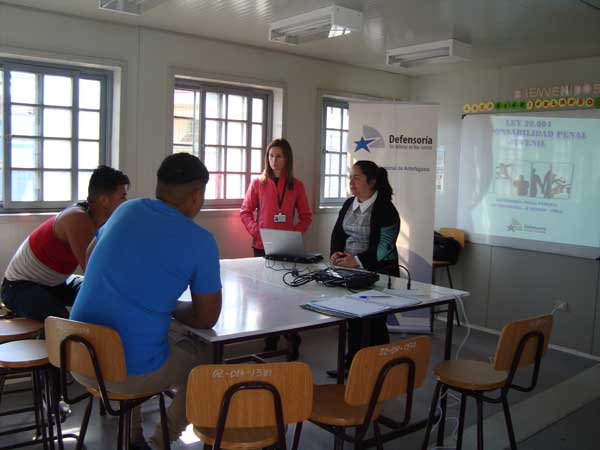 La defensora penal juvenil Nolvia Collao y la psic&oacute;loga Golda Barrientos durante su exposici&oacute;n.