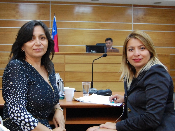 Las defensoras p&uacute;blicas Scarlett Mu&ntilde;oz y B&aacute;rbara Chand&iacute;a, al inicio de la audiencia de formalizaci&oacute;n.