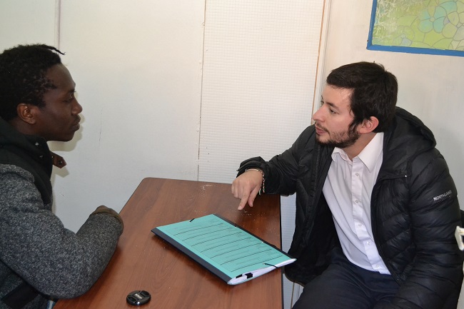 El defensor penal p&uacute;blico Juan Pablo Alday y el perito traductor durante la conversaci&oacute;n con el migrante haitiano que cumple prisi&oacute;n preventiva.