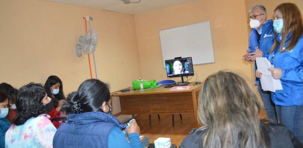 El Defensor Regional de Atacama, Ra&uacute;l Palma, felicit&oacute; a las mujeres que participan en el taller de crochet "Tejiendo libertades".
