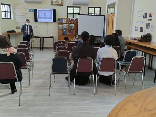 El abogado de la Defensor&iacute;a contest&oacute; preguntas de alumnos y profesores presentes en la actividad de difusi&oacute;n