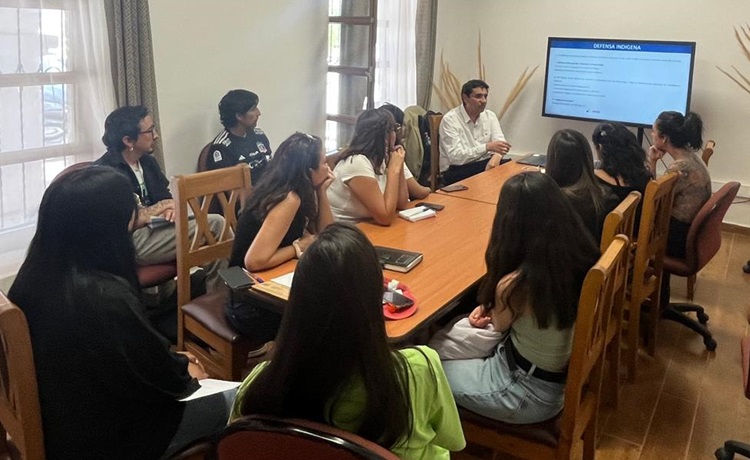 Los directores de diversos departamentos de la Municipalidad de San Pedro de Atacama participaron en la charla de la Defensor&iacute;a.