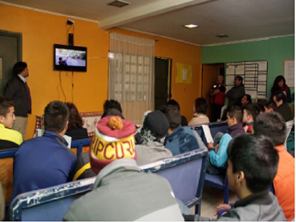 (Foto archivo) Los j&oacute;venes internos realizaron consultas que fueron comentadas con los profesionales dela Defensor&iacute;a.