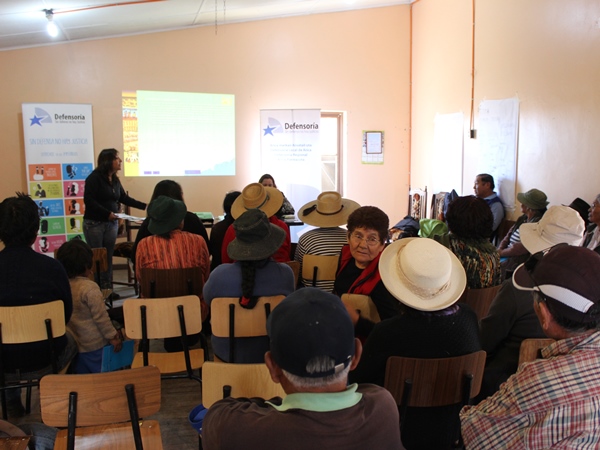 La facilitadora intercultural In&eacute;s Flores dialogando con m&aacute;s de veinte habitantes de Tignamar sobre defensa especializada ind&iacute;gena.