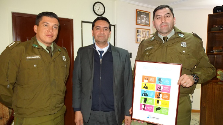 El defensor local jefe de Calama junto al prefecto de El Loa, Walter Siefer, y el subprefecto, Marcelo Arancibia.