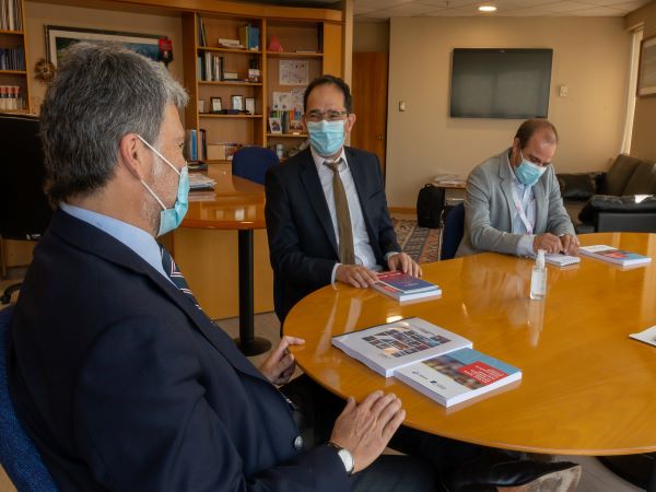 El Defensor Nacional (en primer plano), durante el di&aacute;logo con el director del INDH, quien aparece junto a su jefe de gabinete.