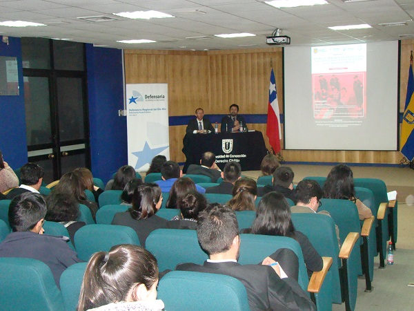 Estudiantes de derecho del Campus Chill&aacute;n de la Universidad de Concepcion participaron activamente en el seminario.