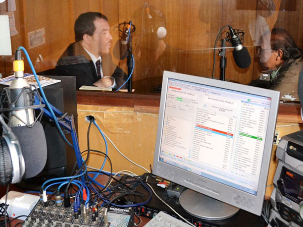 El Defensor Regional Claudio G&aacute;lvez (izquierda), durante la entrevista radial con el periodista Alberto Loy.