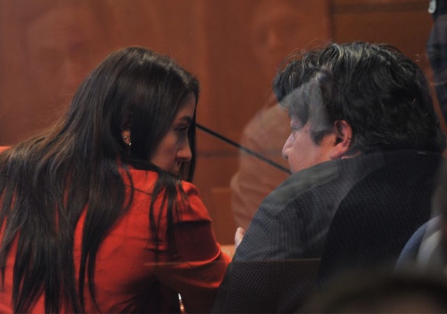 (Foto gentileza de Agencia Uno) La defensora penal p&uacute;blica Martina Leiva, y su representado, Marco Antonio Sol&iacute;s, en la audiencia de formalizaci&oacute;n.