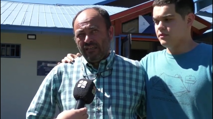 Mart&iacute;n Sanhueza y su padre, al t&eacute;rmino de la audiencia que le devolvi&oacute; la libertad.
