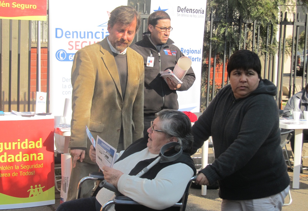 Vecinos y vecinas se acercaron al stand institucional para requerir informaci&oacute;n