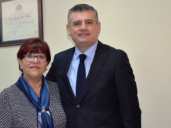 El Defensor Regional de Tarapac&aacute;, Marco Montero, y Marilyn Fredes, ministra de la Corte de Apelaciones de Iquique.