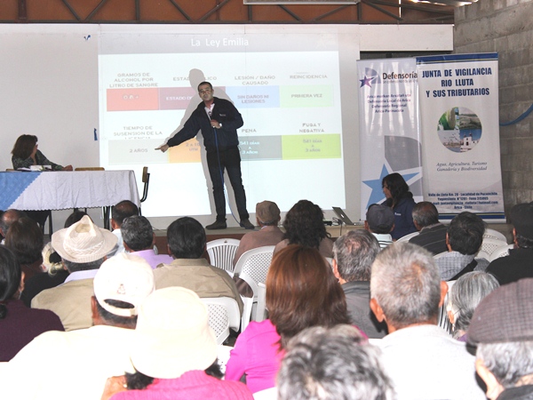 El jefe de Estudios y la facilitadora intercultural de la Defensor&iacute;a Regional, durante la charla especializada ind&iacute;&shy;gena.