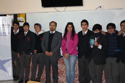 El defensor juvenil &Aacute;ngel Guerrero y la asistente social Yesenia Cort&eacute;s con los alumnos del Colegio Salesiano.