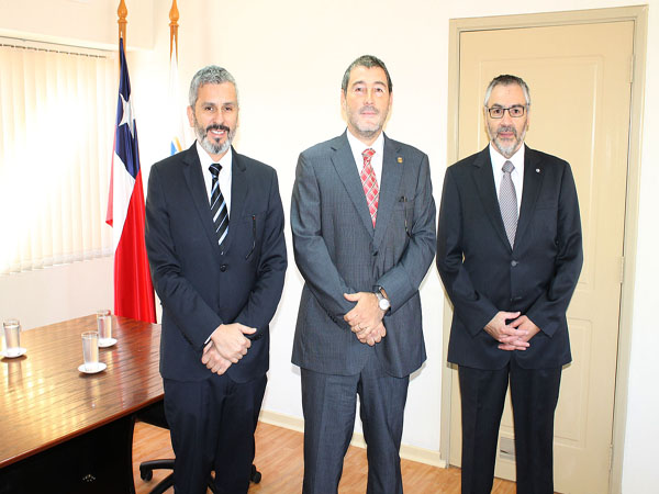 El Defensor Regional, Ra&uacute;l Palma, junto al nuevo fiscal regional, Alexis Rogat, y al director administrativo de la DPP, Patricio Gajardo.