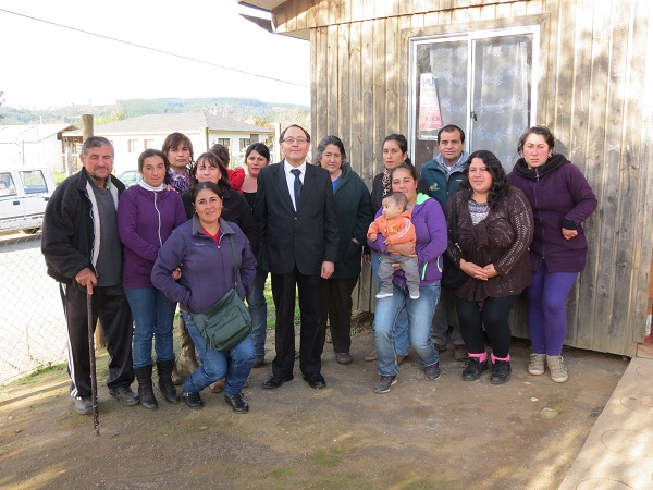 El defensor p&uacute;blico Alfredo Grandon junto a descendientes de pueblos originarios de Put&uacute;, en Constituci&oacute;n. 