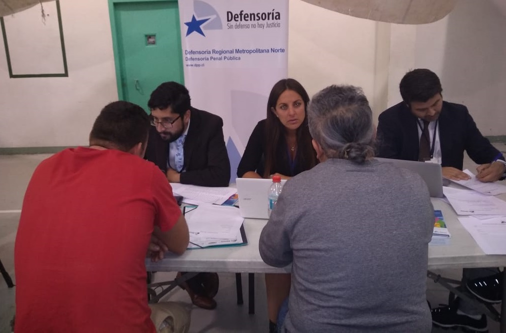 Defensores Ernesto Mu&ntilde;oz, Patricia Alvarado y Osvaldo Rozas atendieron a personas imputadas por hechos ocurridos en el marco de la crisis social.