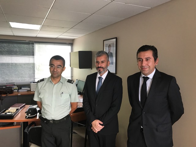 El nuevo director regional de GENCHI, Jorge Reyes Rioseco junto al Defensor Regional y al Jefe de Estudios (s).